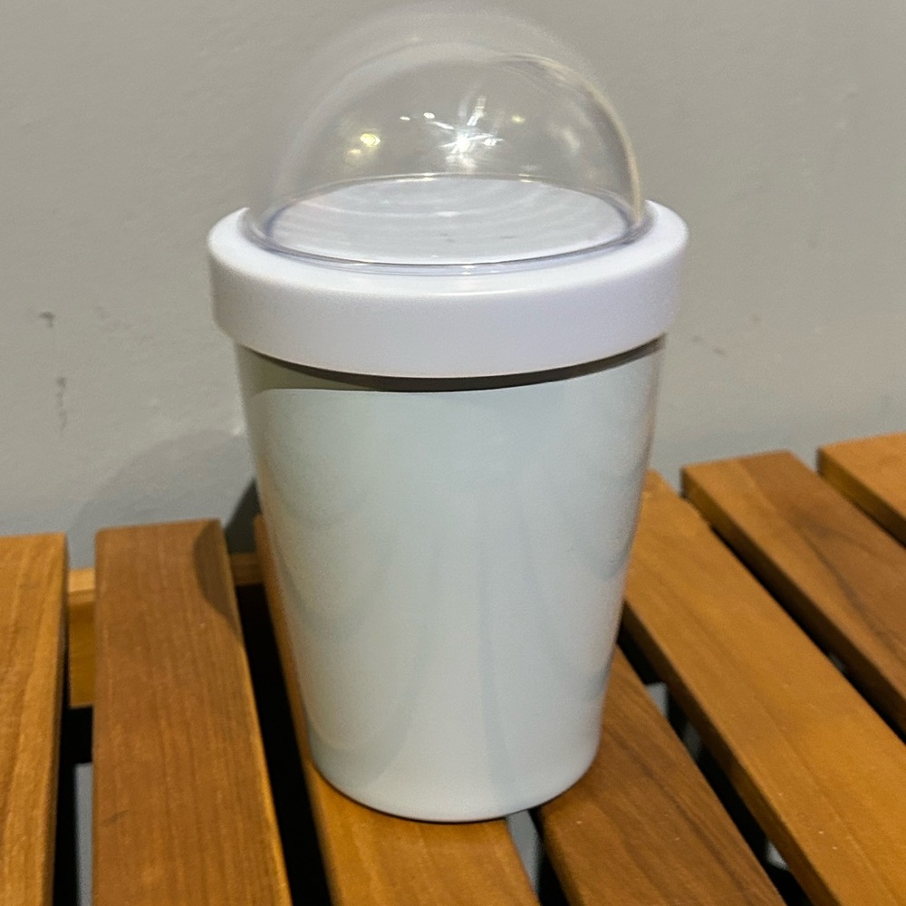 Salad container